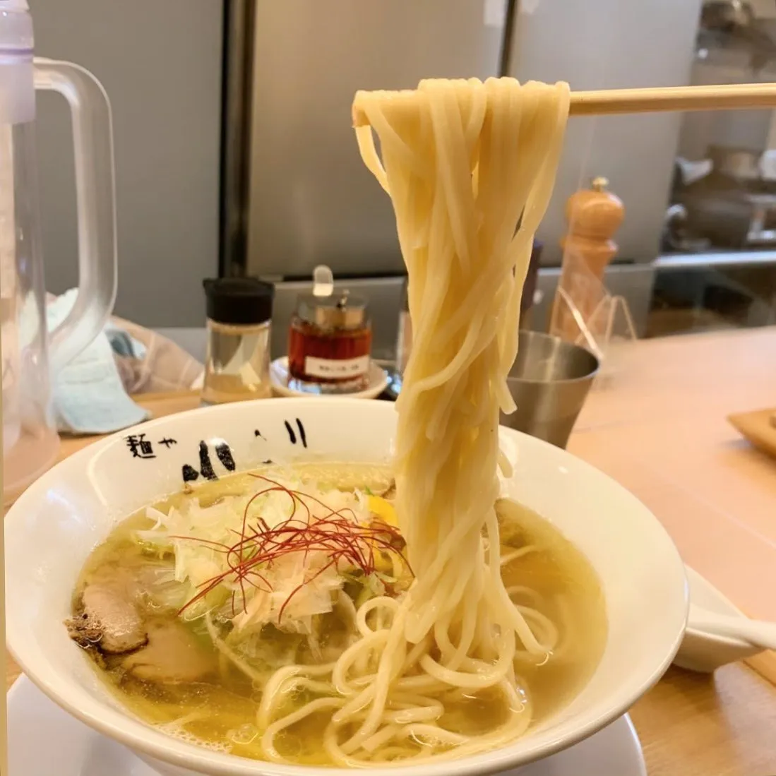 麺は、国産小麦100パーセントを使...
